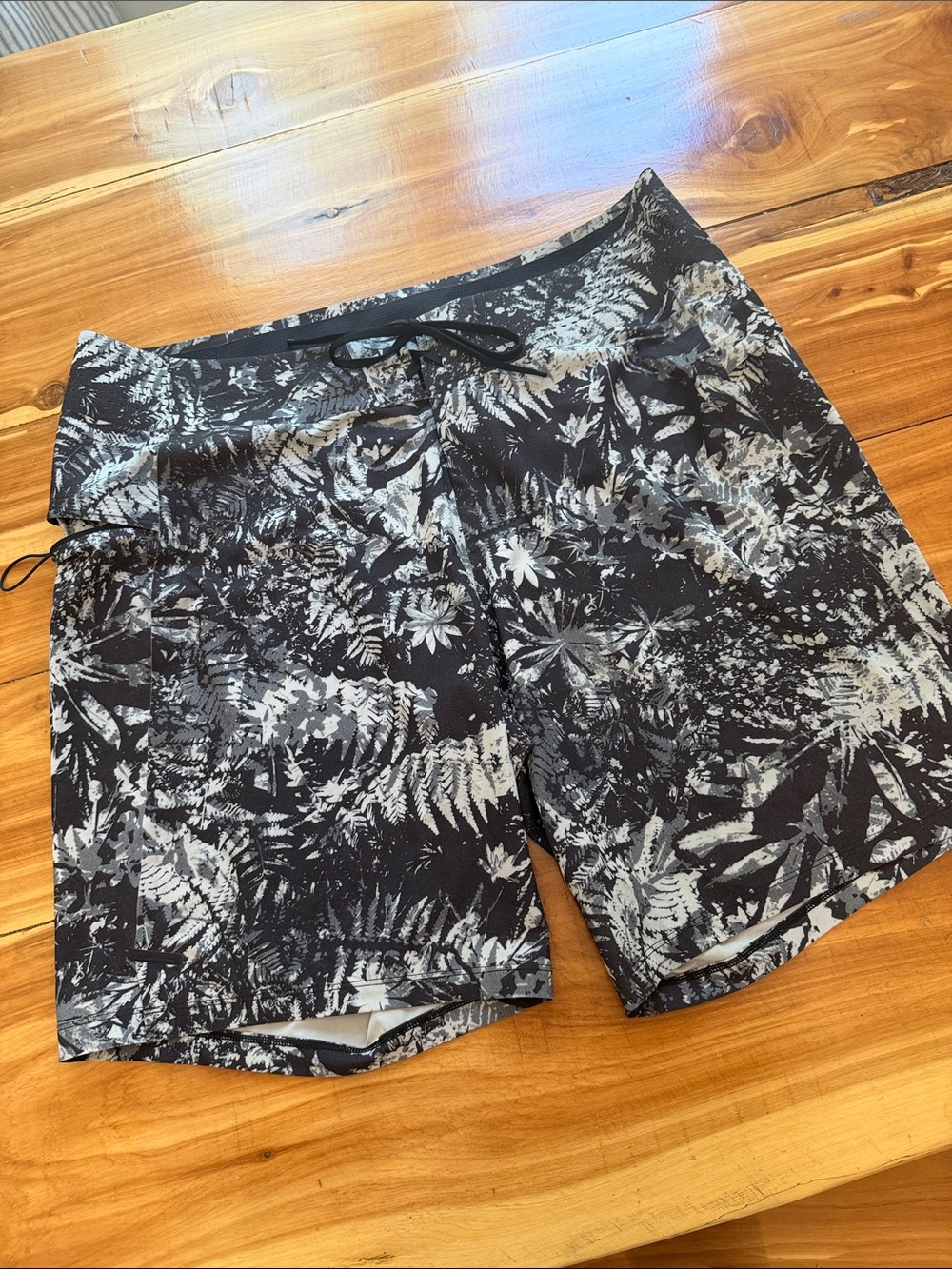 lululemon Mens Black and Gray Tropical Print Trunks, 36/38, Great Condition
